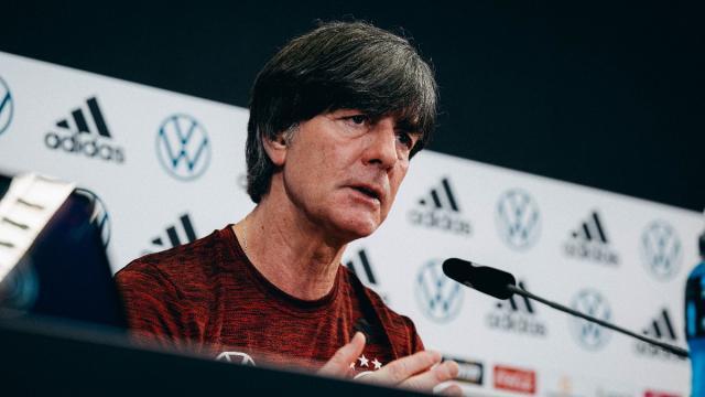 云开体育-勒夫：不急于再就业 克罗斯退出不影响中场实力