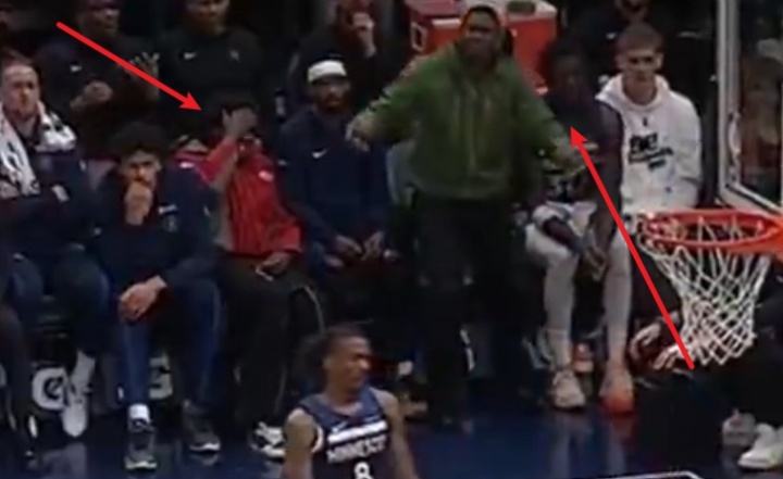 kaiyun-戈贝尔筐底放篮不进！场边麦丹无奈捂脸&amp;华子直接站起无语摊手